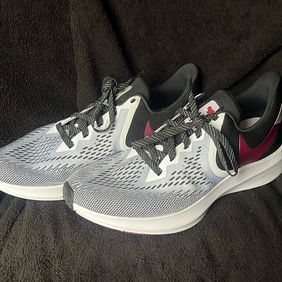 Nike Shoes - Women's WMNS Zoom Winflo 6 Running Shoe, White Noble Red Black Iced Lilac